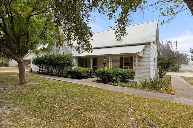 view of front of property with a front yard