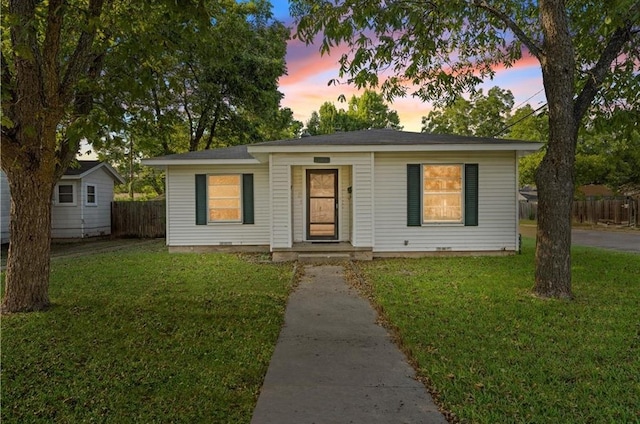 view of front of property featuring a lawn