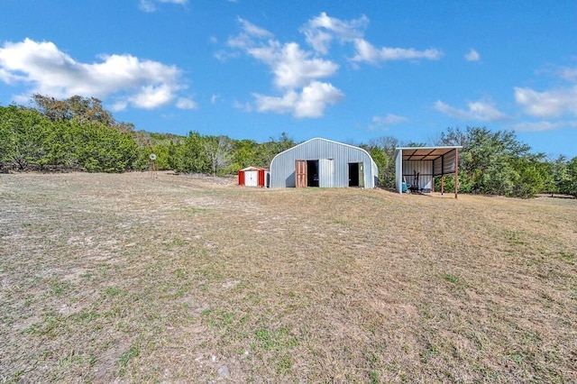 view of yard featuring an outdoor structure