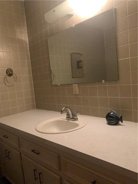 bathroom with tasteful backsplash and vanity