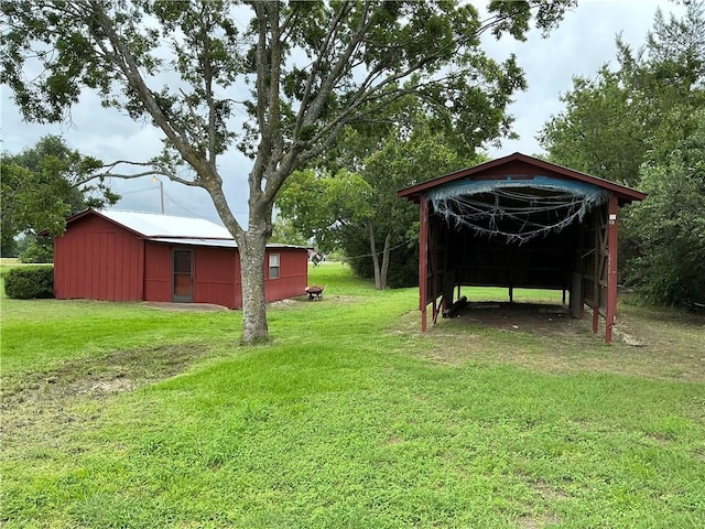 view of yard featuring an outdoor structure