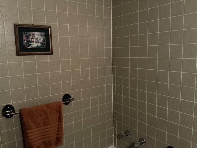 bathroom with tiled shower / bath combo