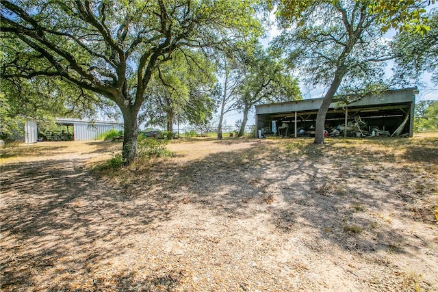 view of yard featuring an outdoor structure