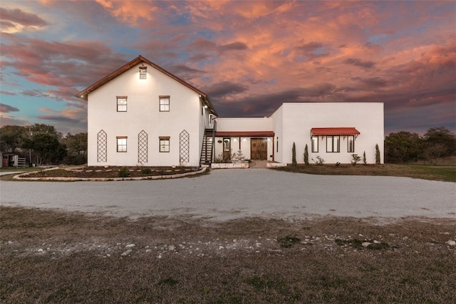 view of front facade featuring stucco siding