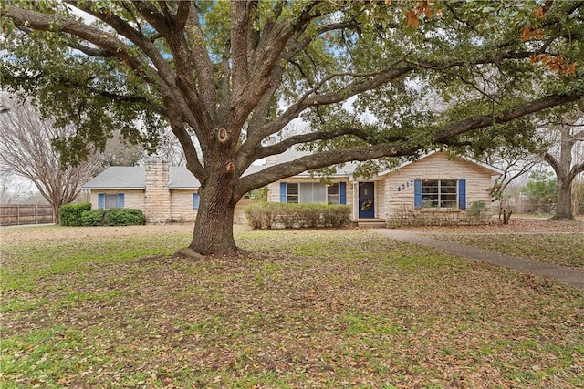 single story home featuring a front lawn