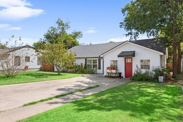 single story home with a front lawn