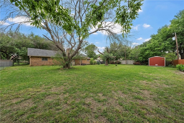 view of yard featuring a storage unit