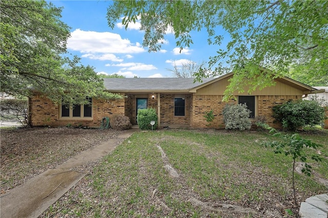 single story home featuring a front lawn