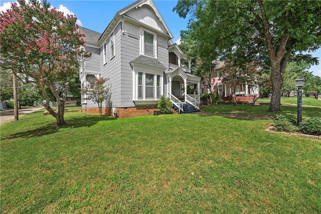 view of front of home featuring a front yard and covered porch