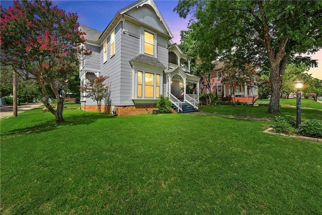 view of front of house featuring a porch and a yard