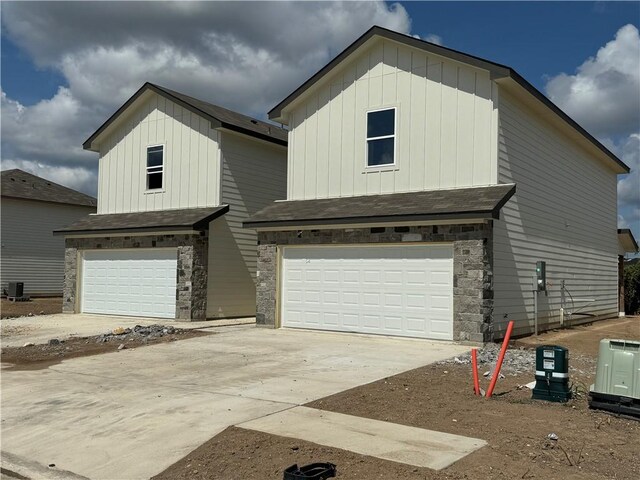 view of front facade featuring a garage