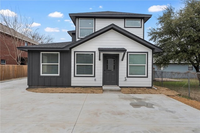 view of front of home featuring a patio area