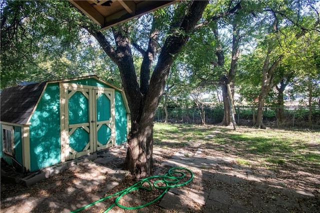 view of yard featuring a storage shed