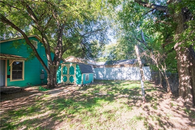 view of yard with a storage unit