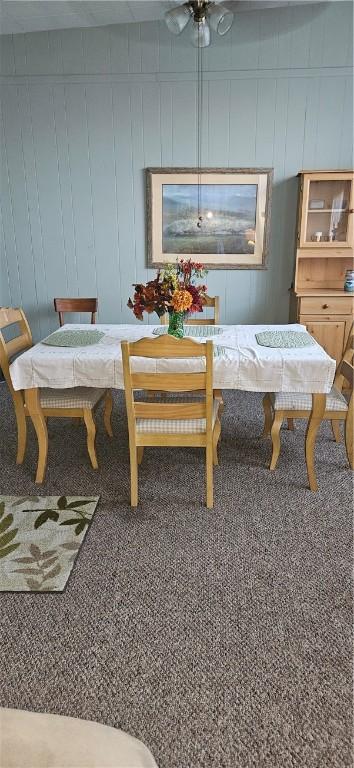 dining space with ceiling fan