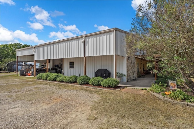 exterior space featuring an outbuilding