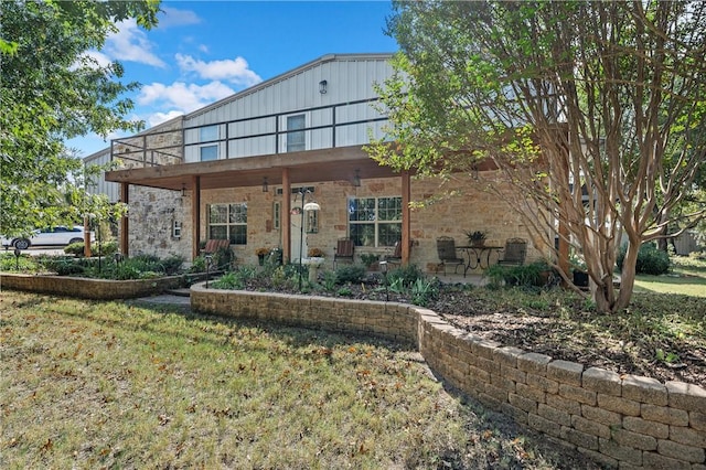 view of front of house featuring a front lawn