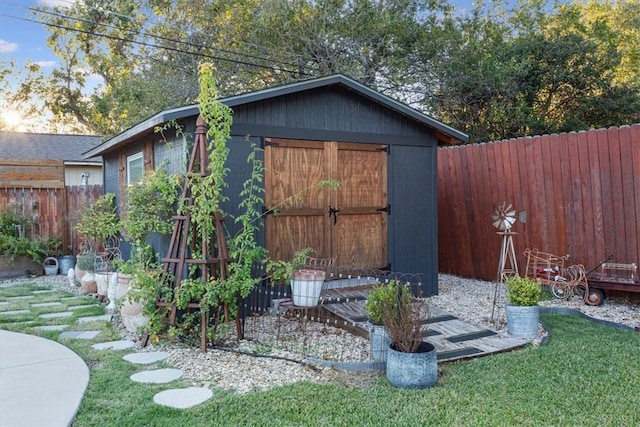 view of outdoor structure featuring a yard