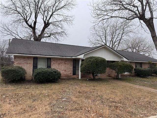 single story home with a front lawn