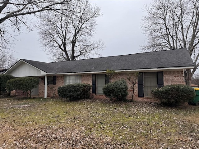 ranch-style home with a front yard