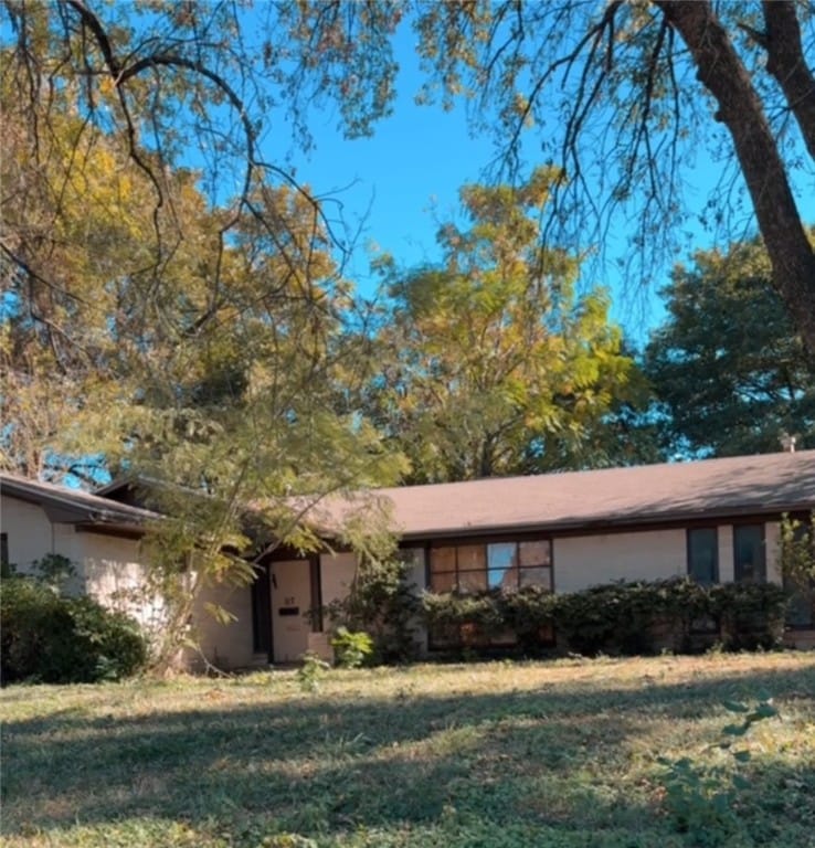 single story home with a front yard