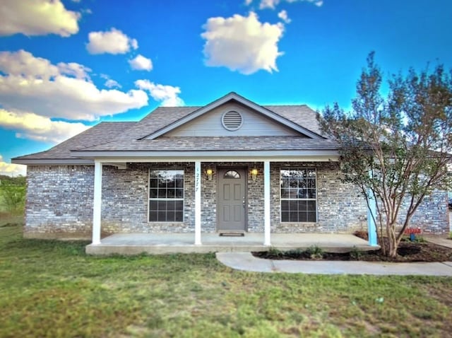 view of front of property with a front yard