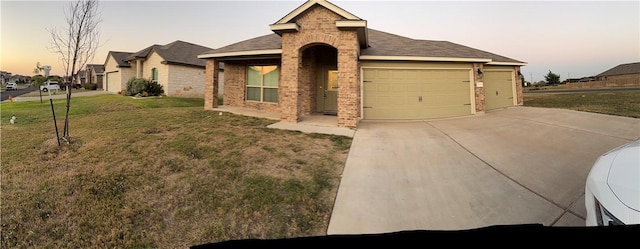 view of front of house featuring a lawn and a garage