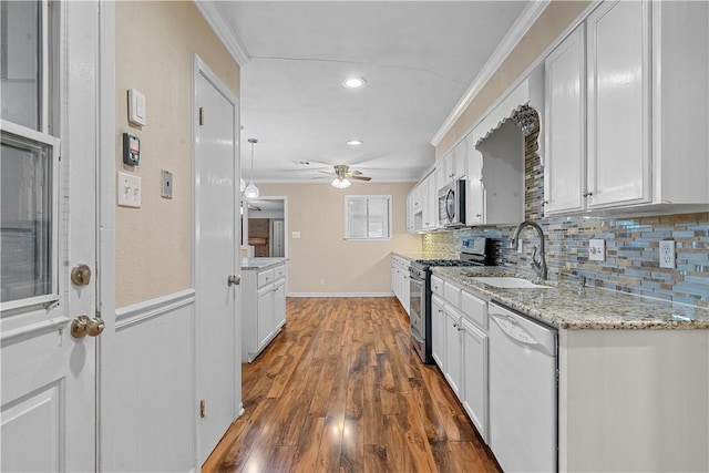 kitchen with stainless steel appliances, ceiling fan, sink, dark hardwood / wood-style floors, and white cabinetry