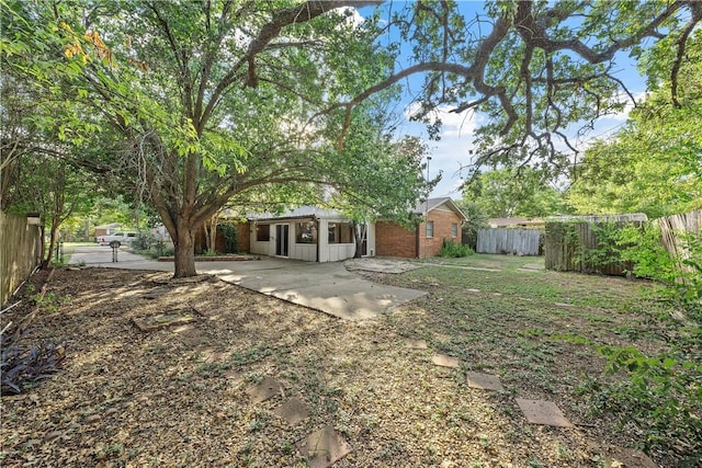 view of yard featuring a patio area