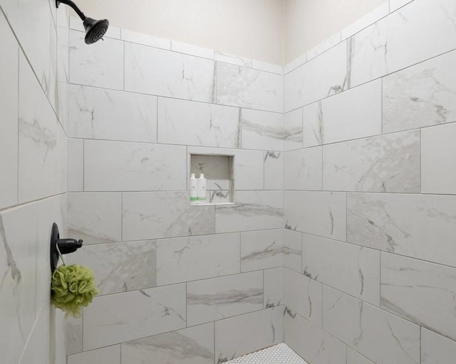 bathroom featuring a tile shower