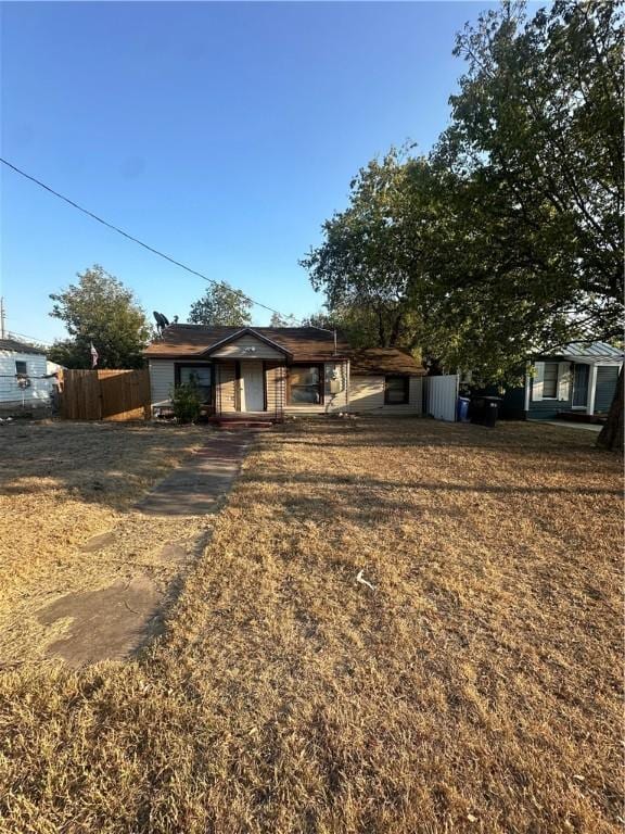 view of front of home with a front lawn