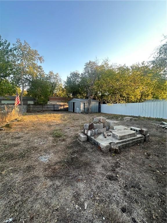 view of yard featuring a storage shed