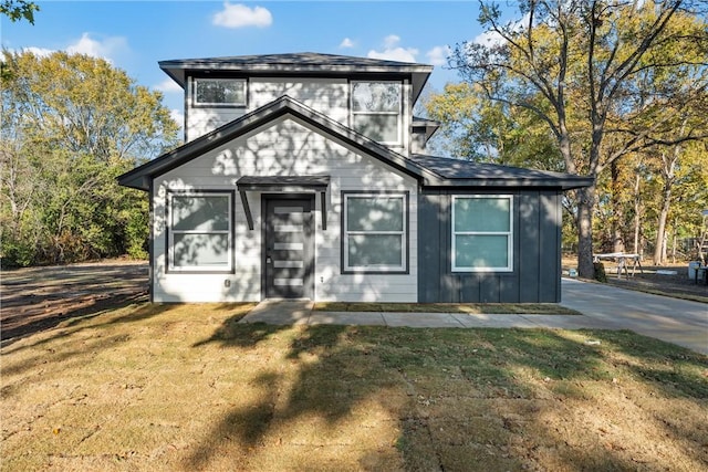 view of front of home featuring a front yard