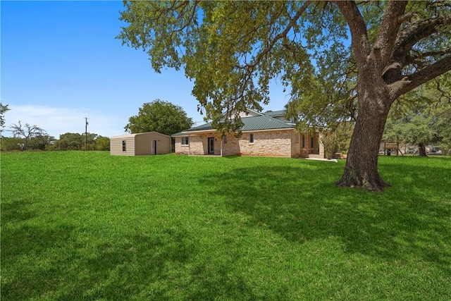 view of yard with a storage shed