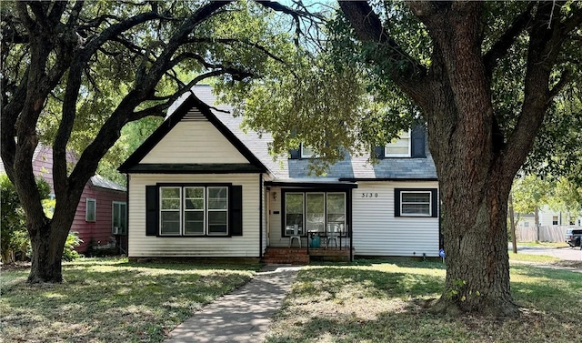 view of front of property with a front yard