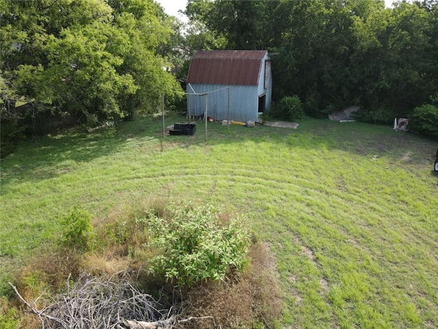 view of yard featuring an outbuilding