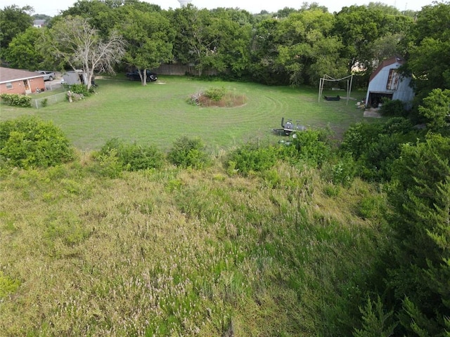 view of yard featuring an outbuilding