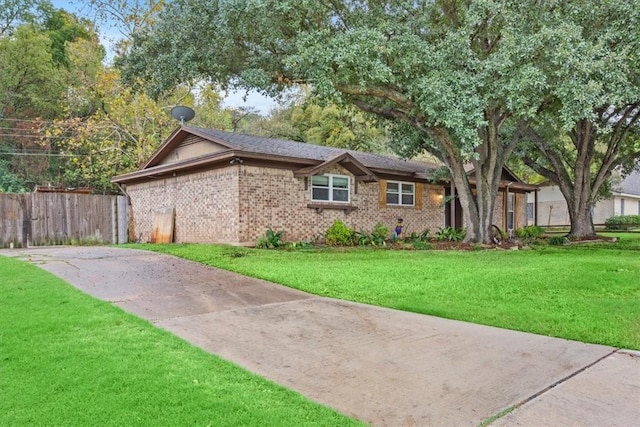 view of front of property featuring a front lawn