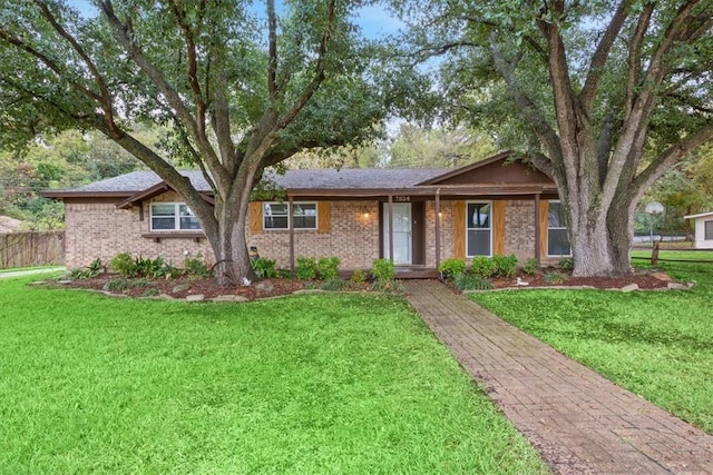 single story home with a front yard