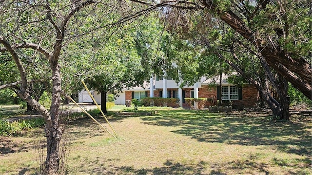 view of front of house featuring a front lawn