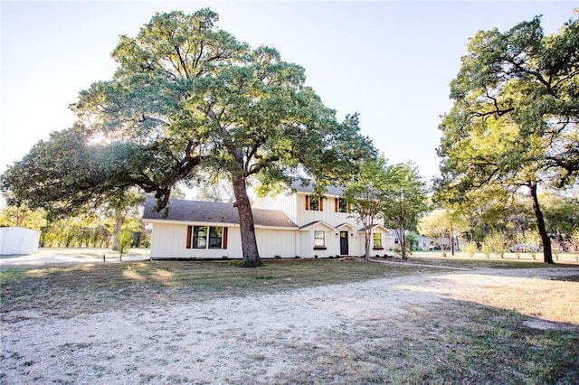 view of front of home featuring a front yard