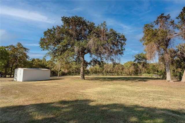 view of yard featuring an outdoor structure