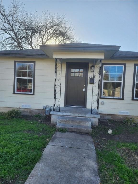 property entrance featuring a yard