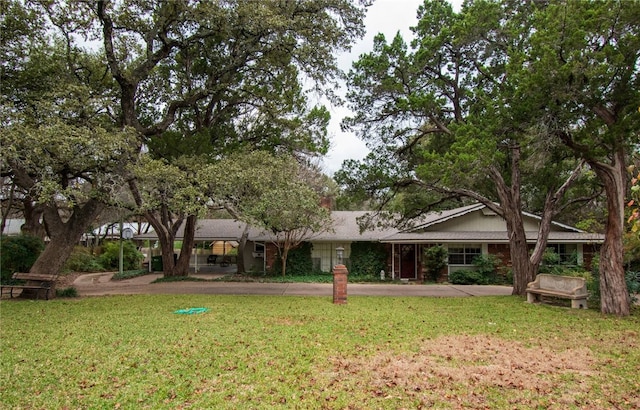 view of front facade featuring a front yard