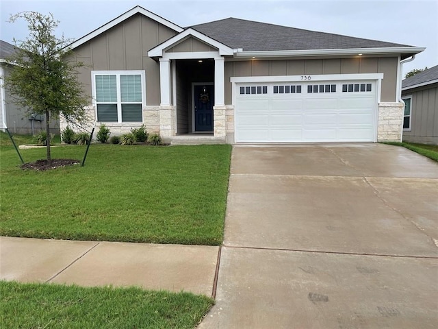 view of front of property featuring a front yard and a garage