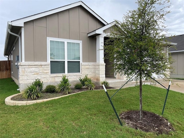 view of front of property featuring a front lawn