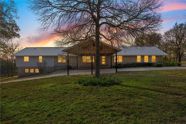 view of front facade with a lawn