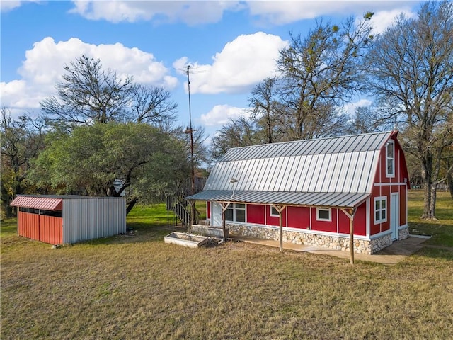 exterior space featuring an outdoor structure and a yard