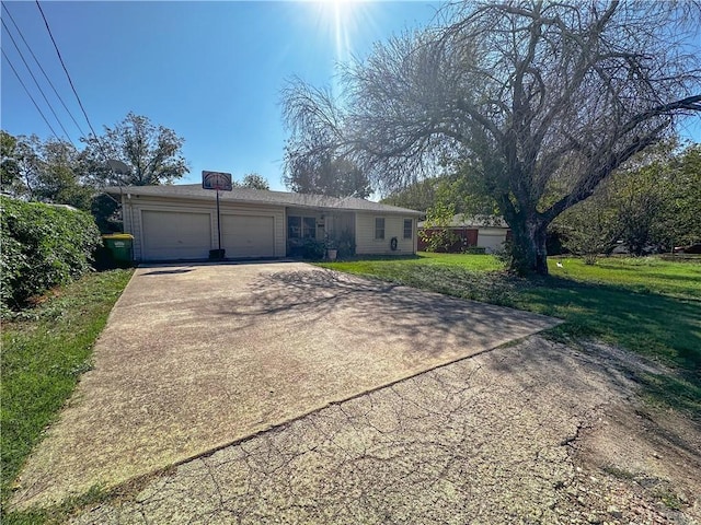 ranch-style house featuring a front lawn and a garage