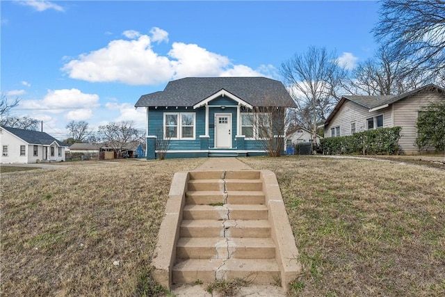 bungalow featuring a front yard